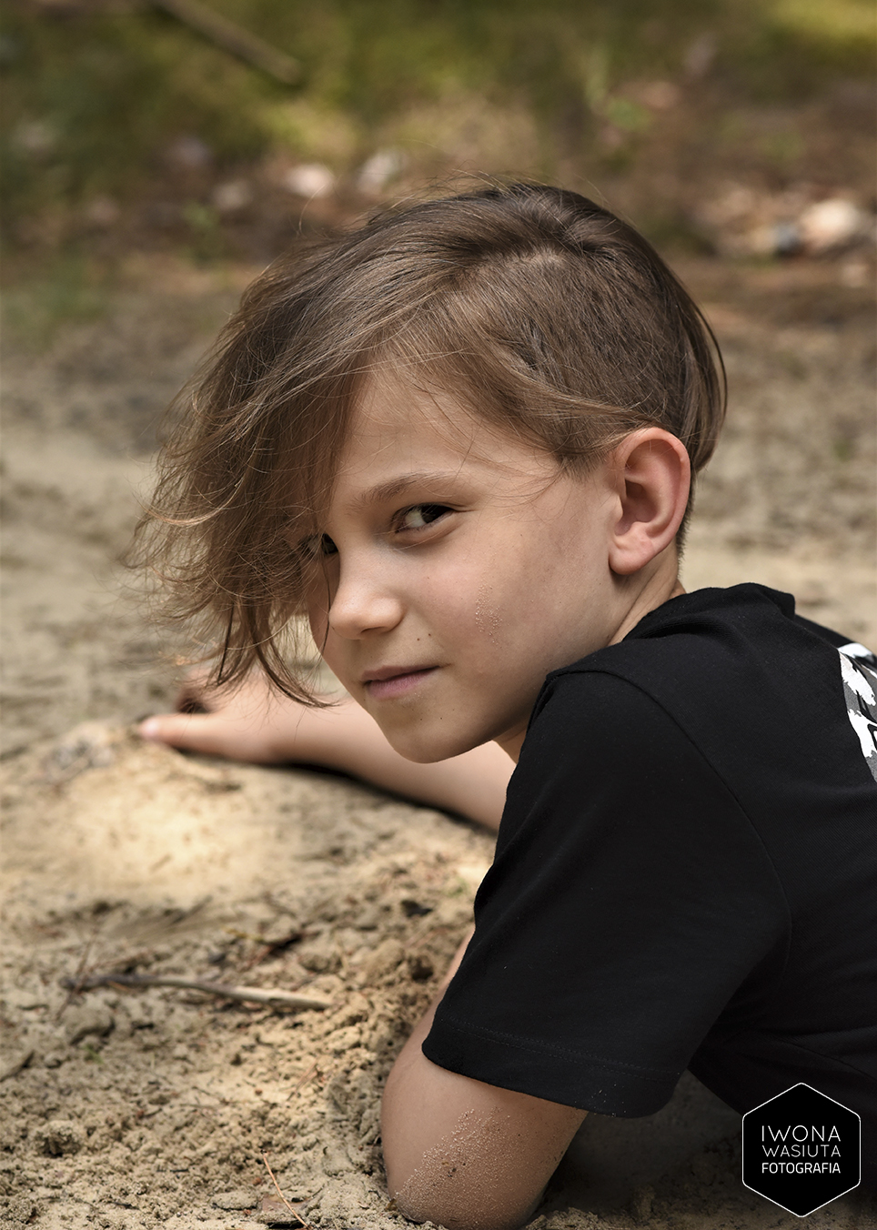 Naturalny portret chłopca podczas zabawy w plenerze