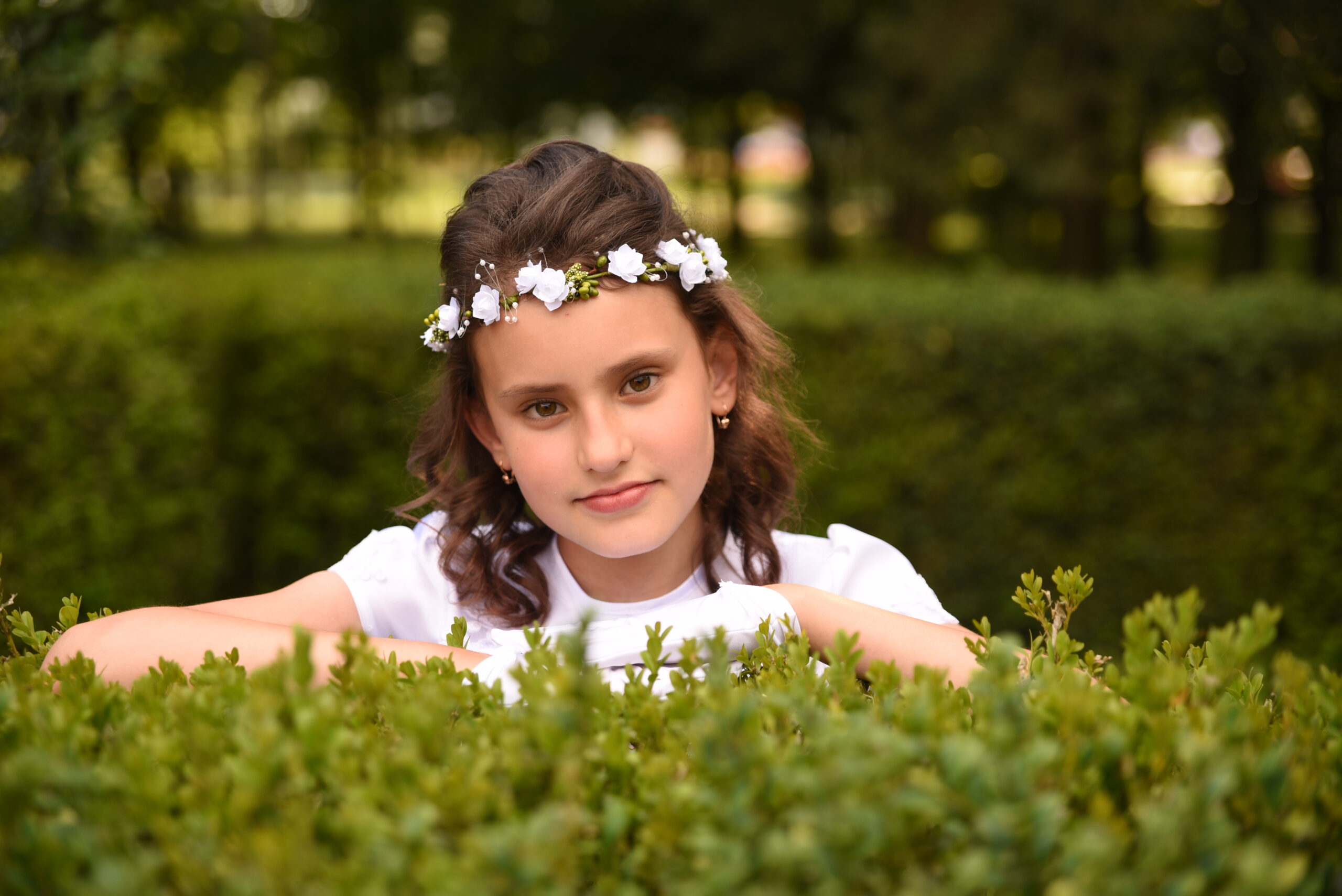 Portret komunijny w zielonym plenerze