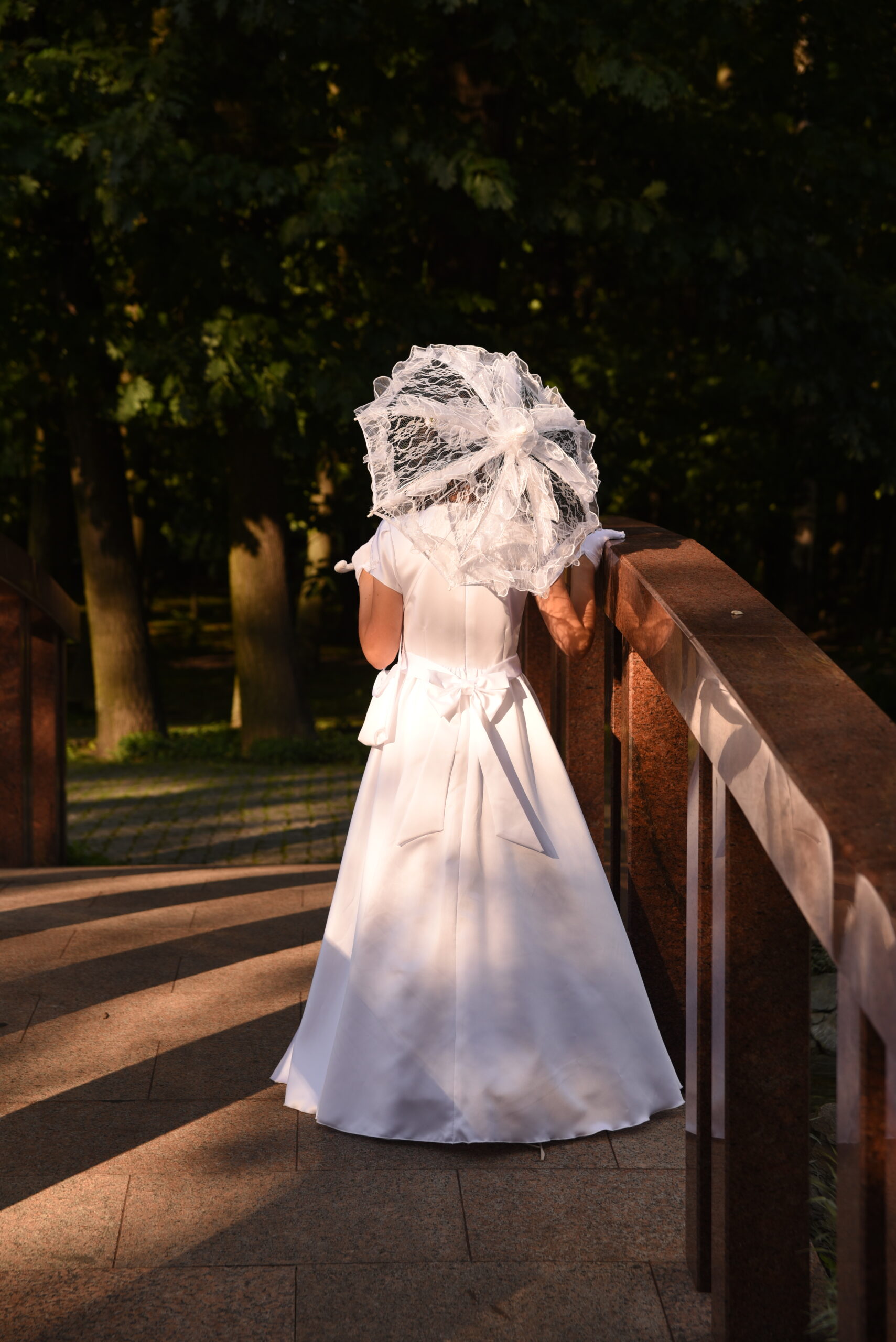 Nastrojowa fotografia komunijna z parasolką