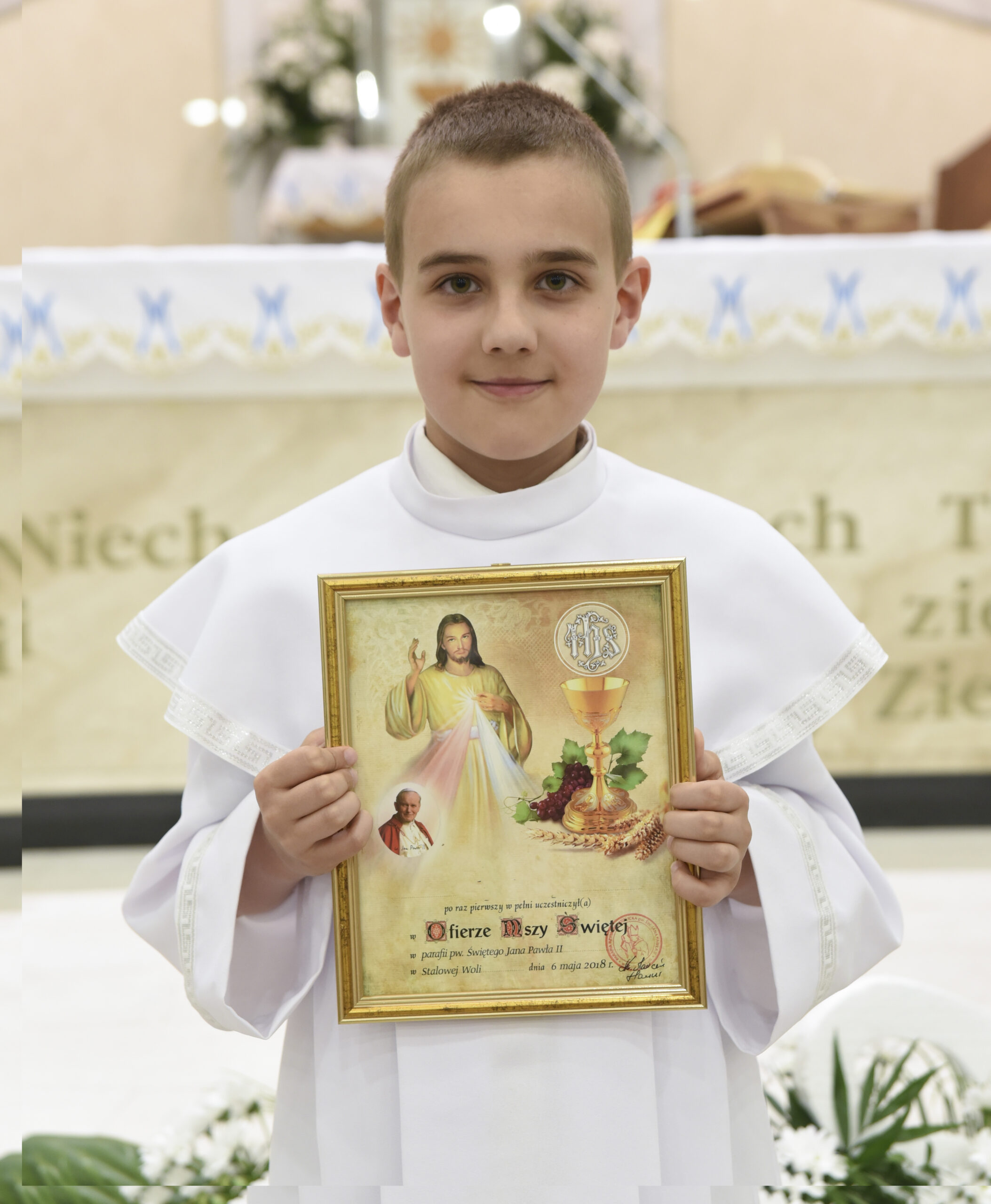 Portret chłopca z pamiątką Pierwszej Komunii
