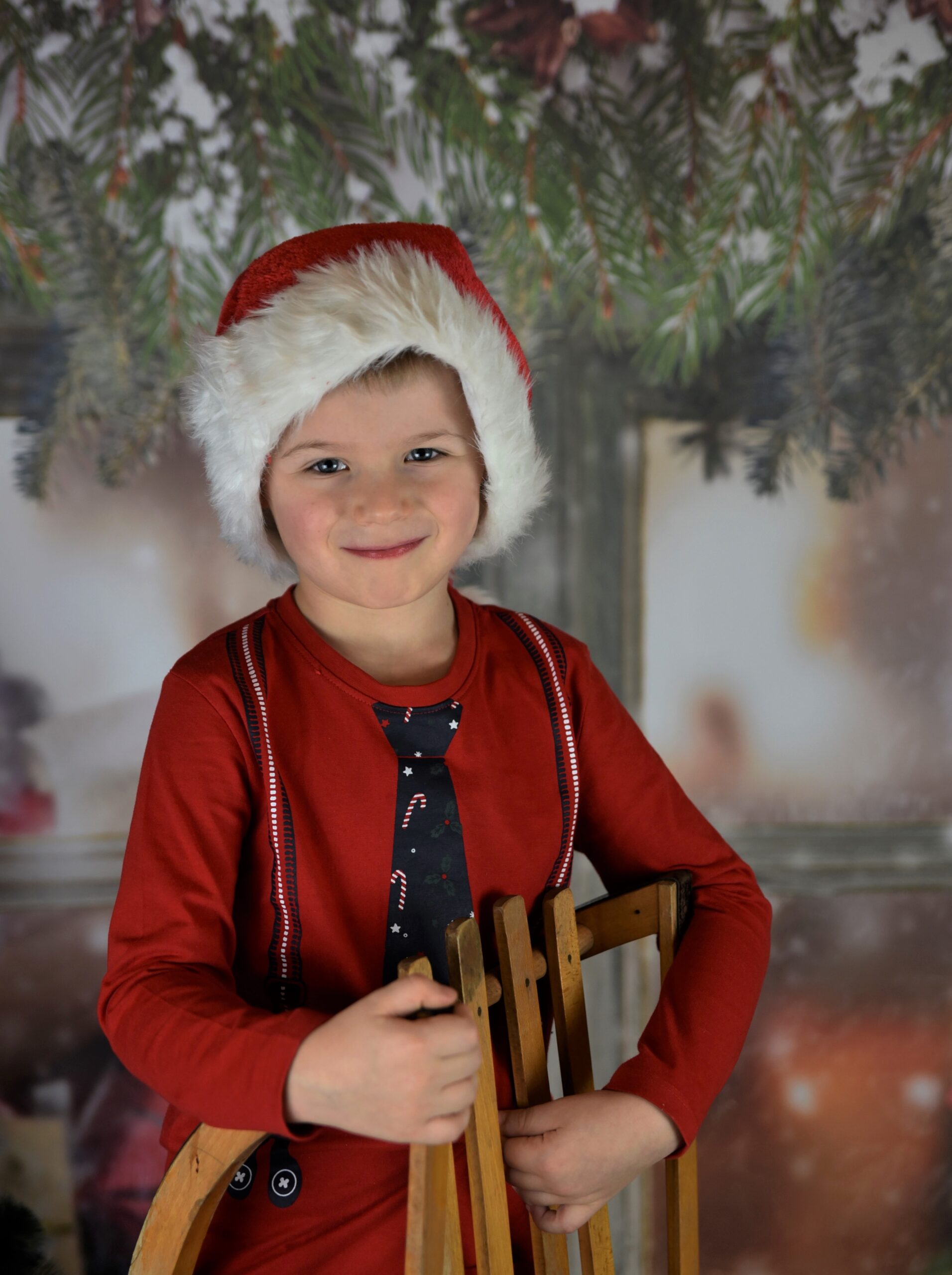 Pionowy portret chłopca w świątecznej stylizacji