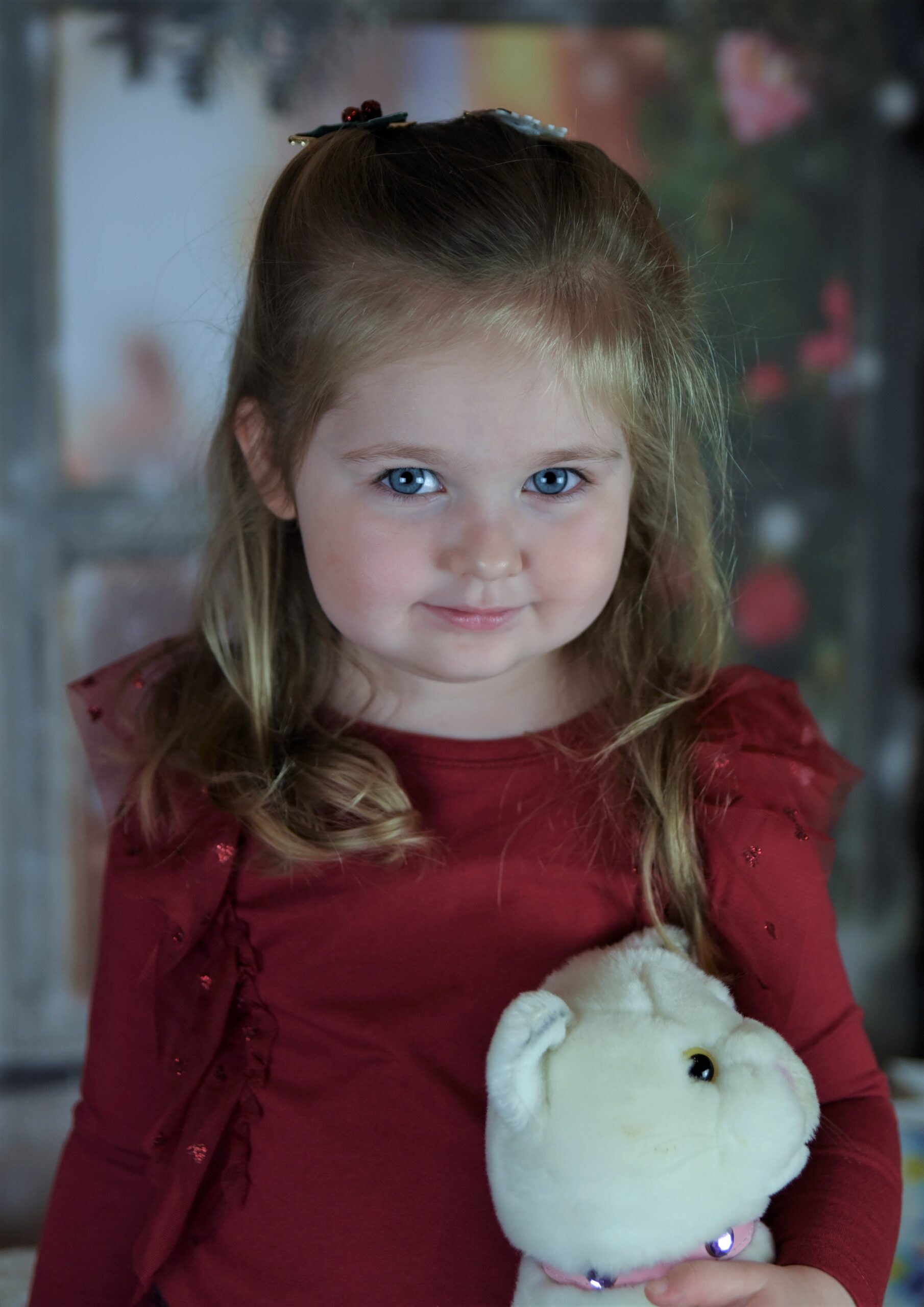 Pionowy portret dziecka podczas okazjonalnej sesji