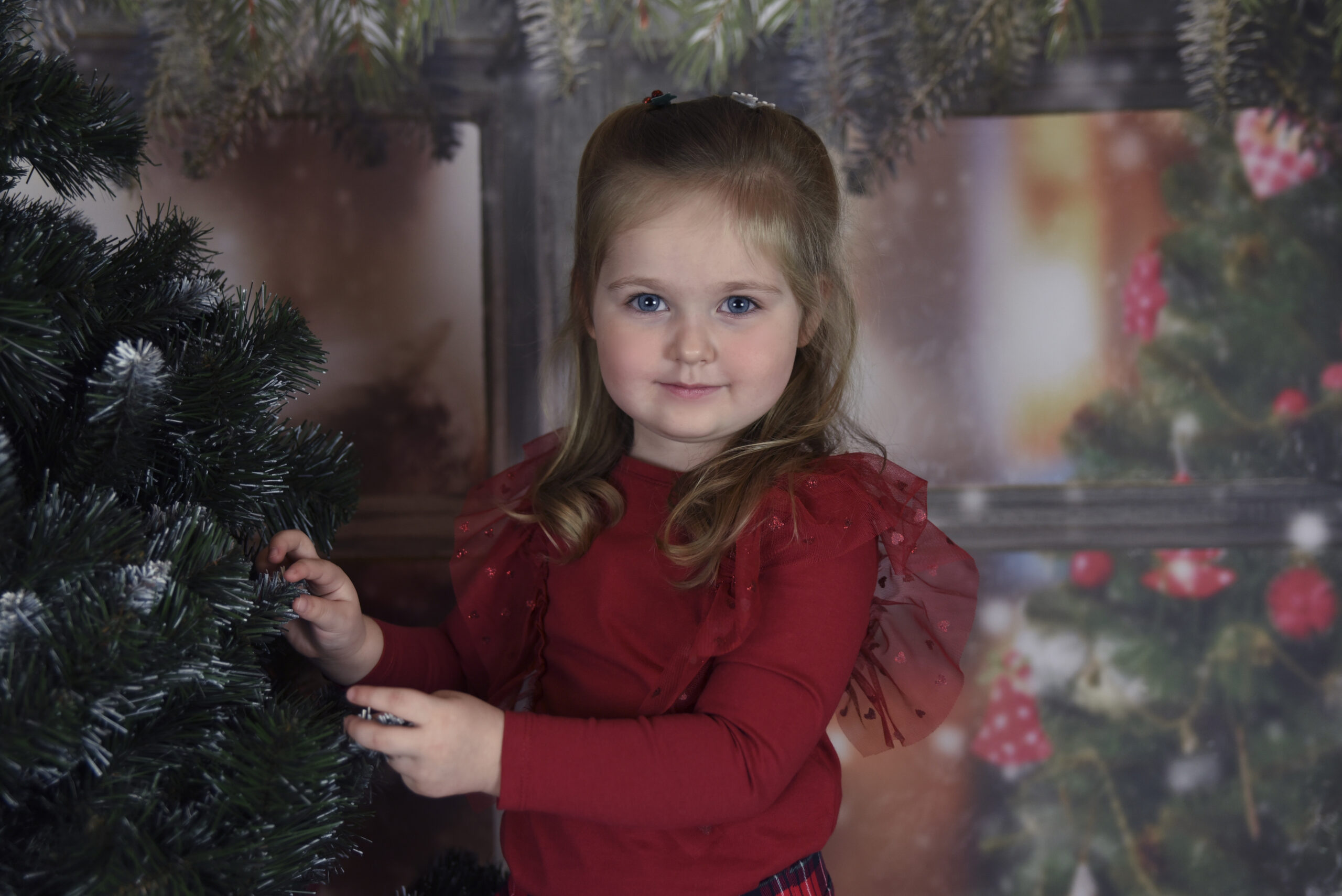 Poziomy świąteczny portret małej dziewczynki