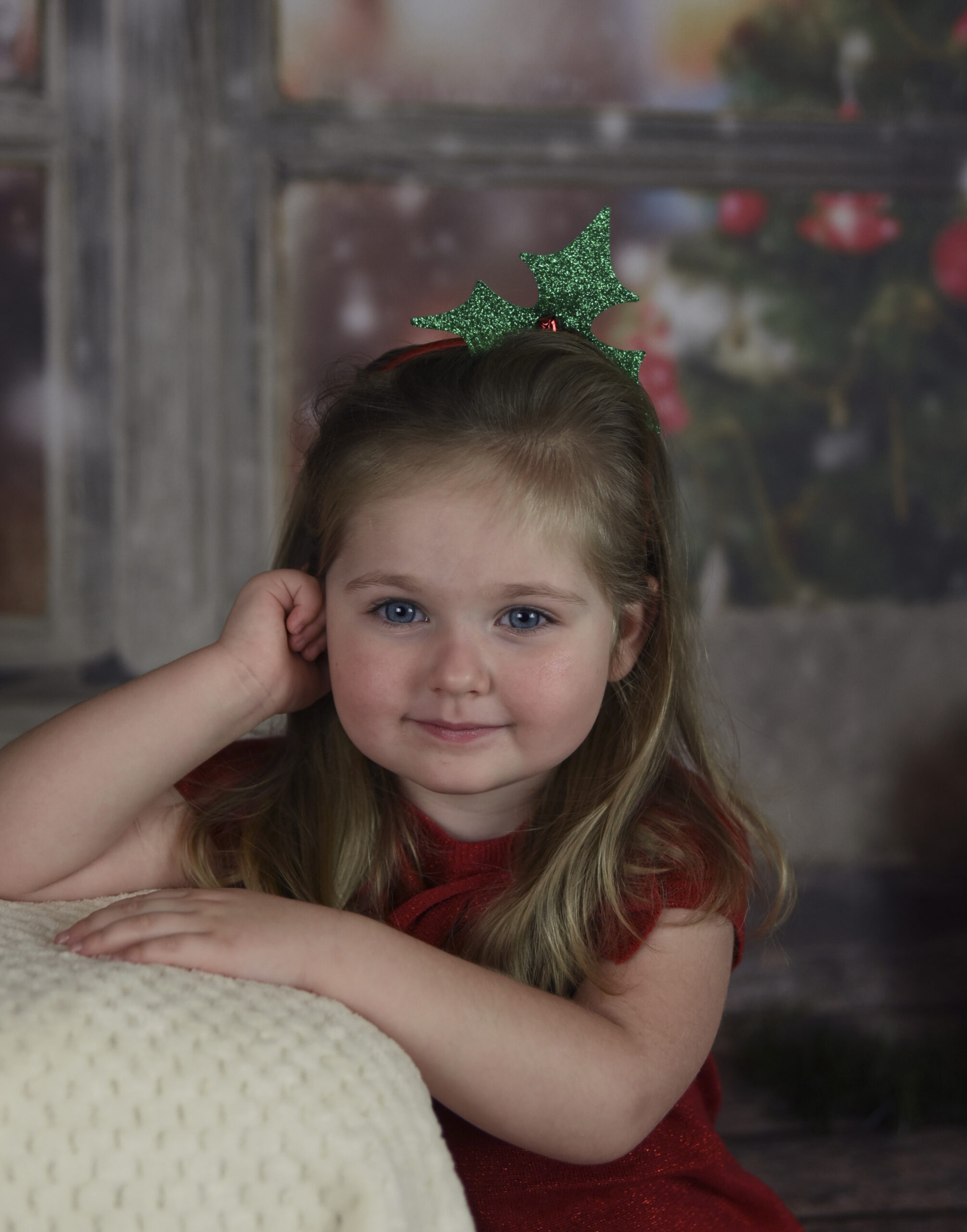 Poziomy portret dziecka w świątecznej aranżacji