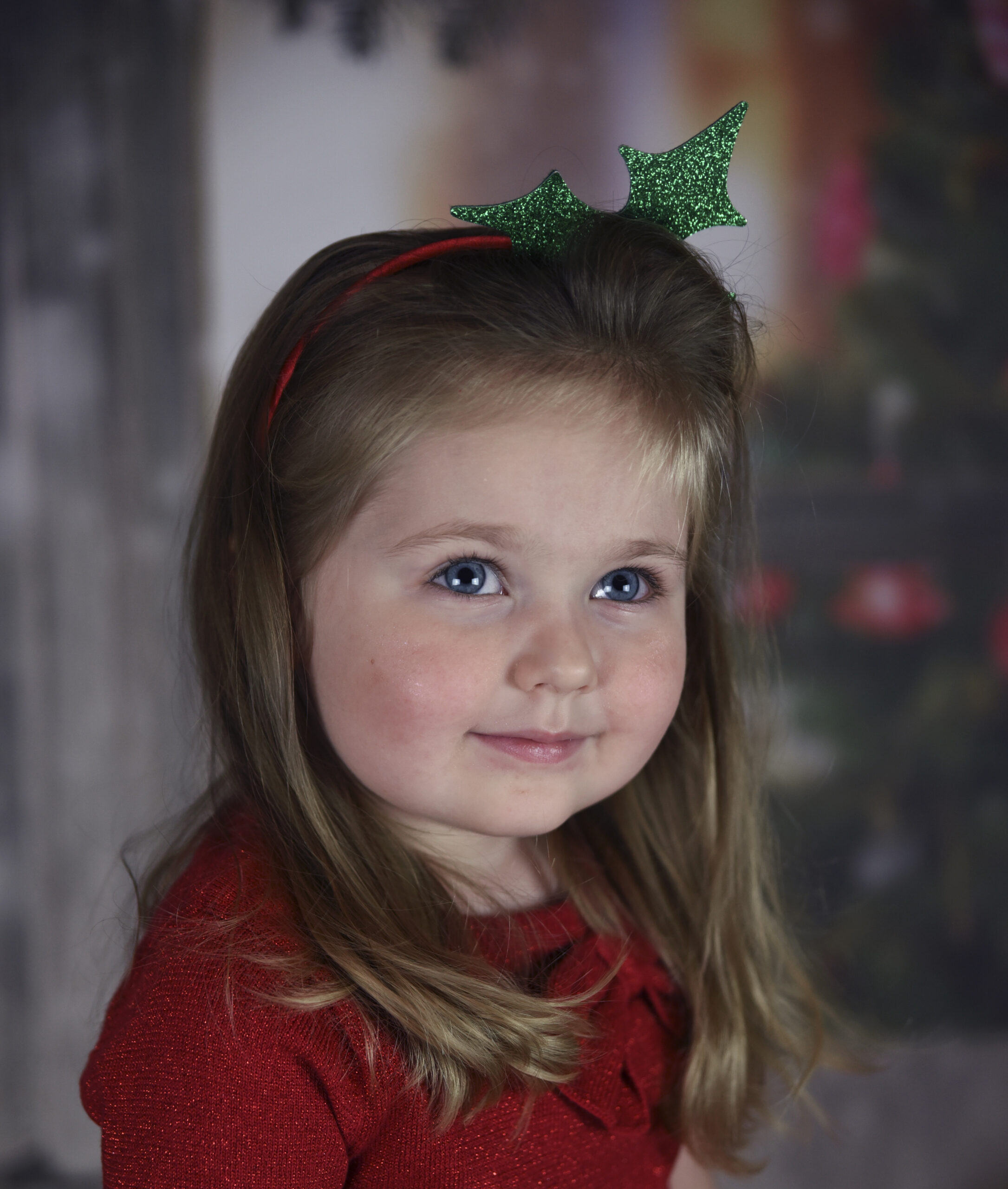 Pionowy portret dziecka w świątecznej aranżacji