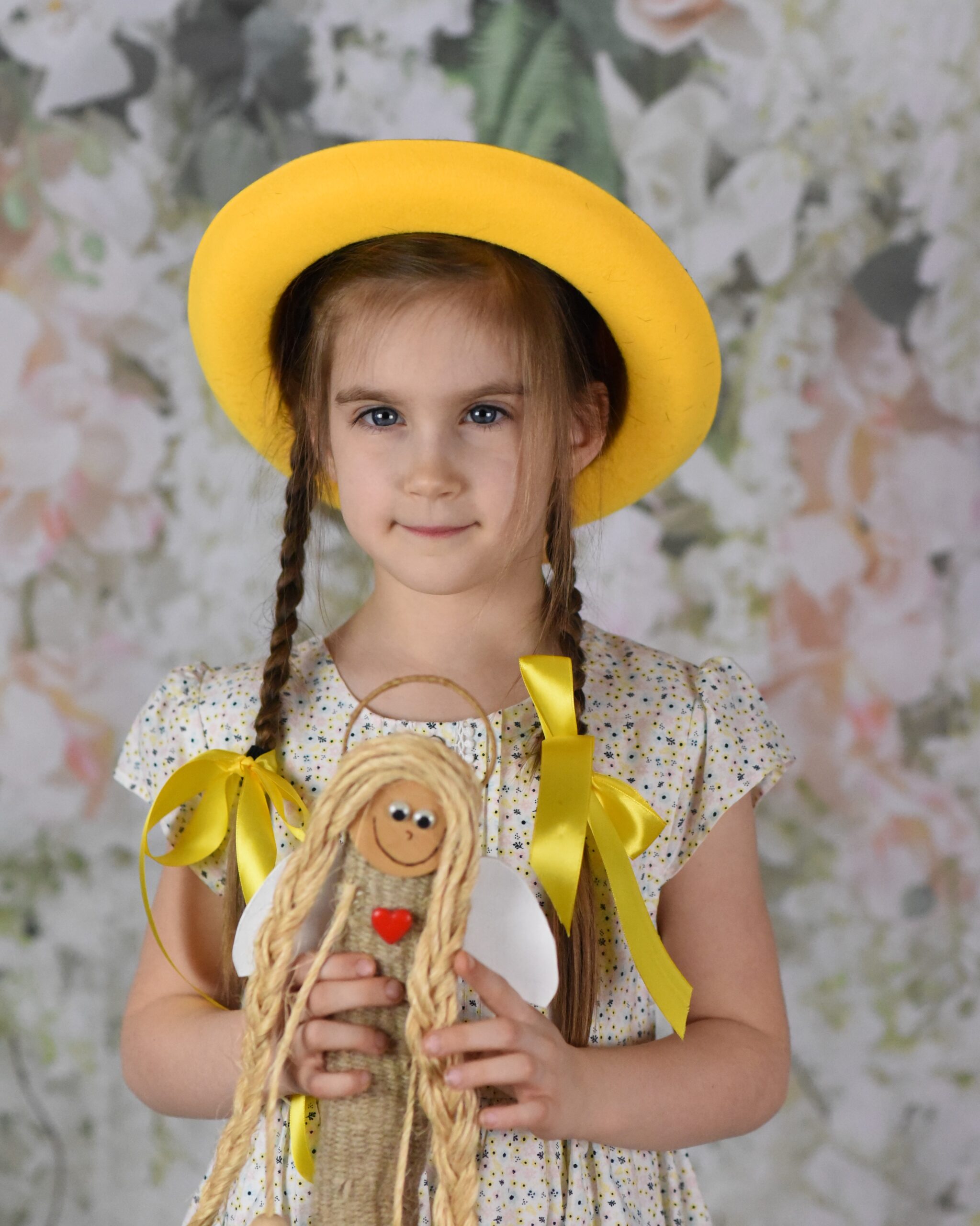 Poziomo kadrowany wiosenny portret dziewczynki w studiu