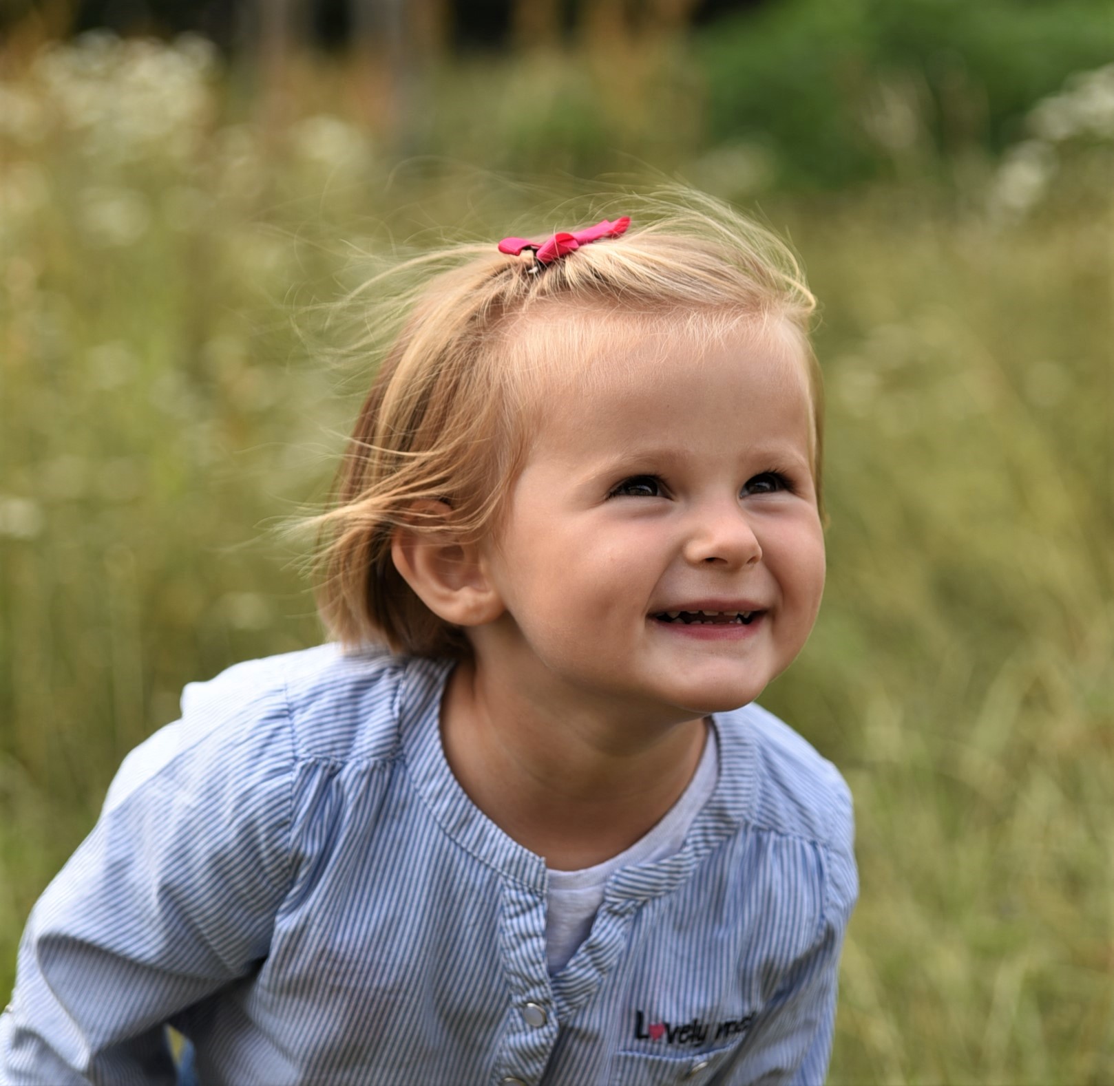 Pionowy portret chłopca podczas swobodnej sesji