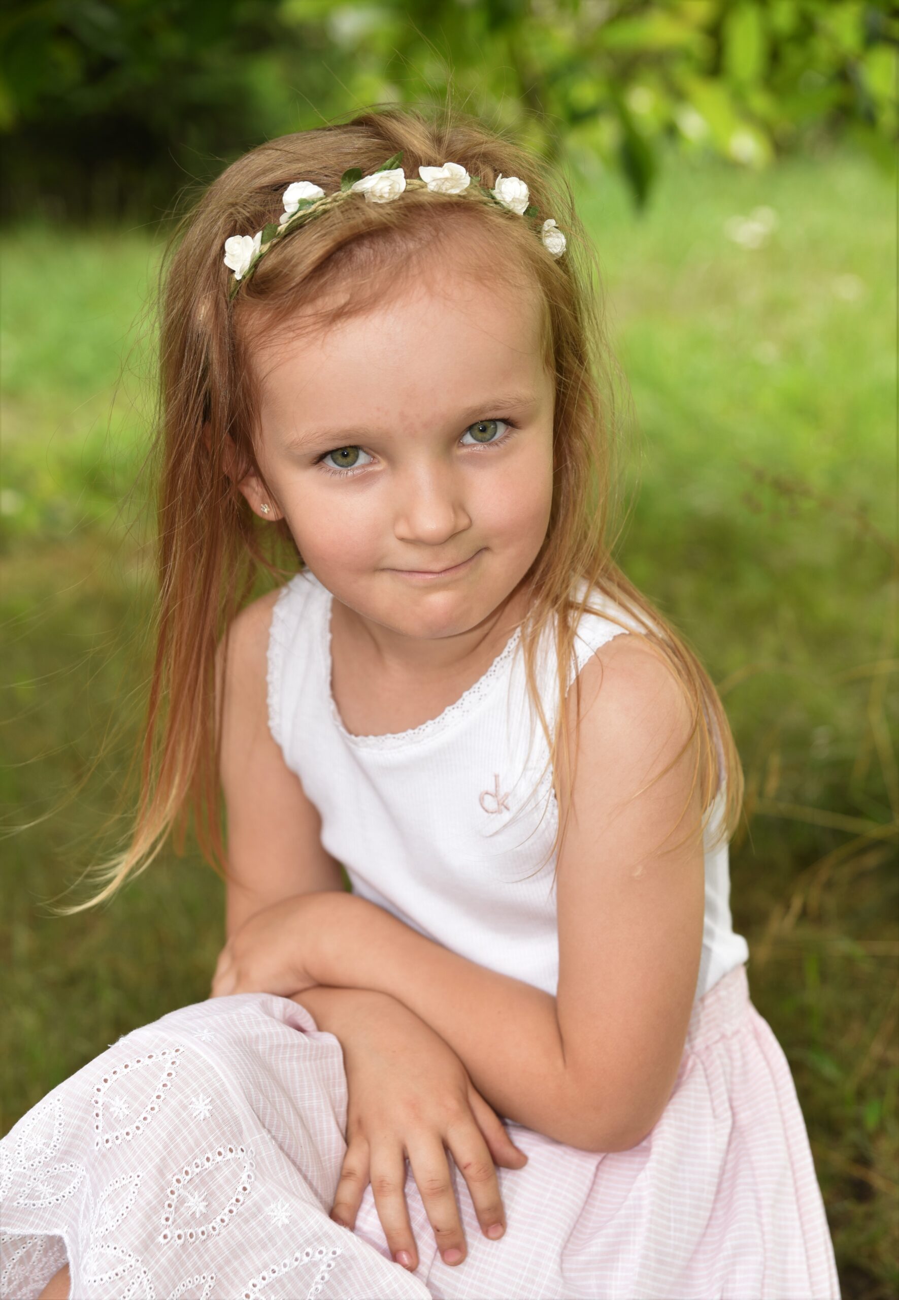 Naturalny portret dziecka wśród letniej zieleni