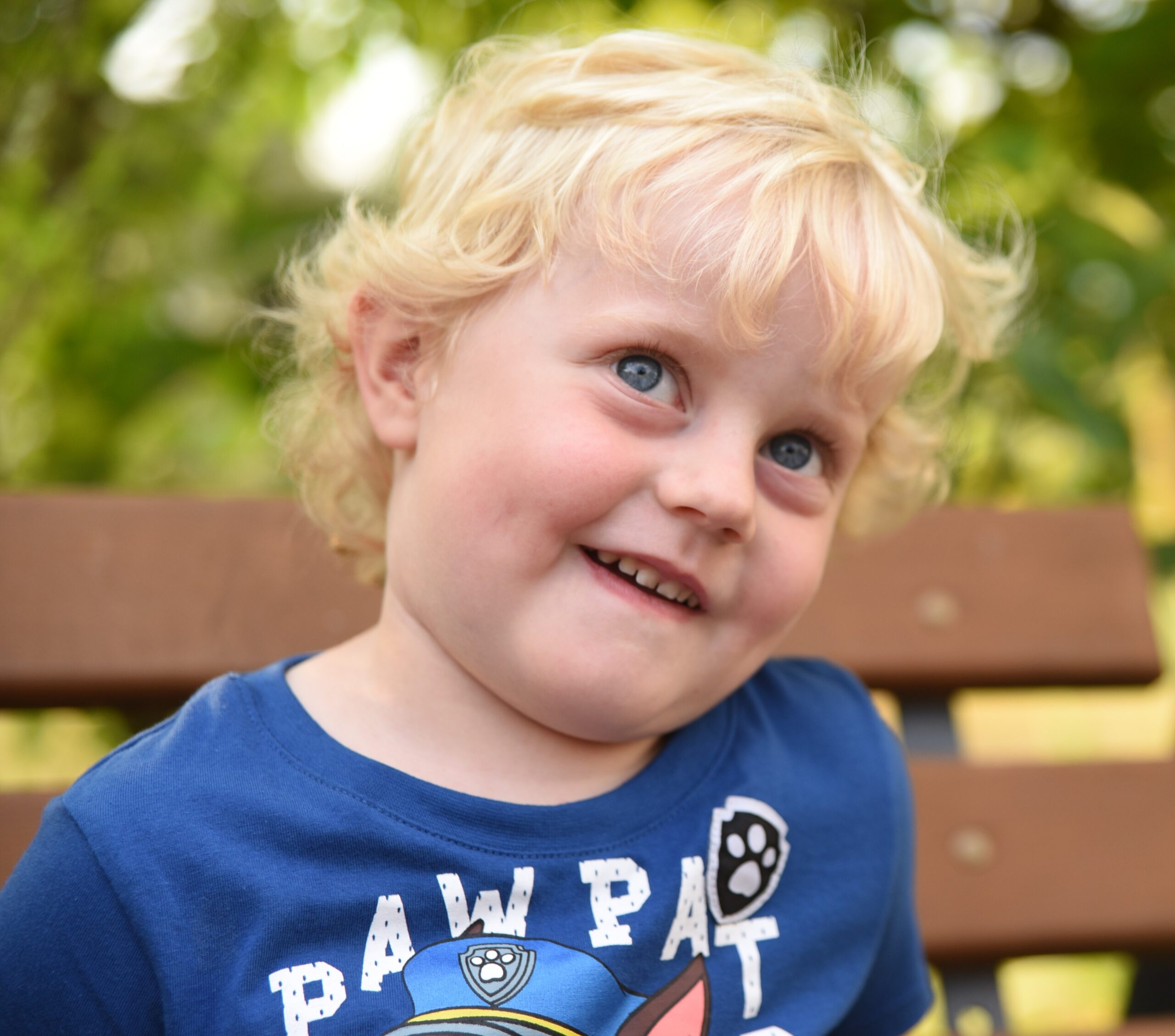 Swobodny portret dziecka w zielonym otoczeniu