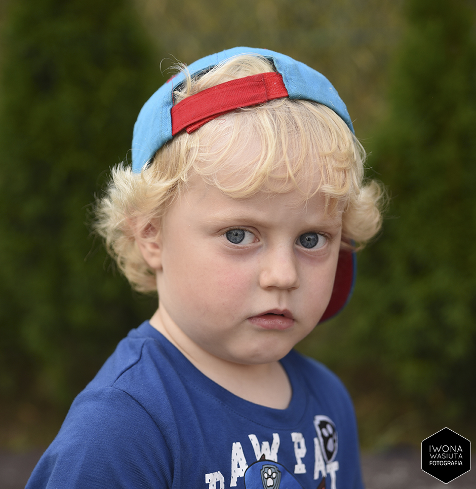 Pionowy portret dziecka w spokojnym naturalnym otoczeniu
