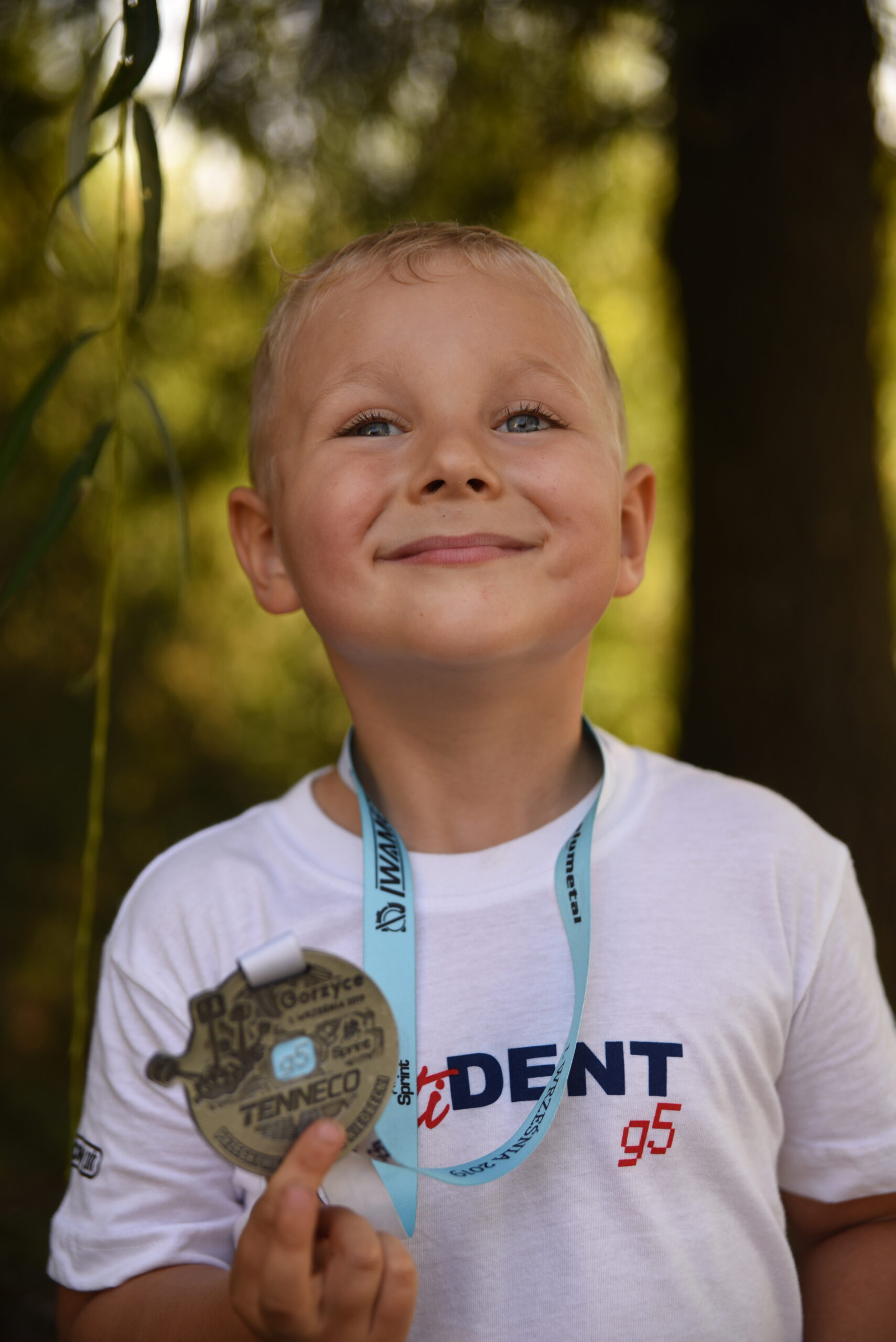 Naturalny portret dziecka podczas rodzinnego spaceru