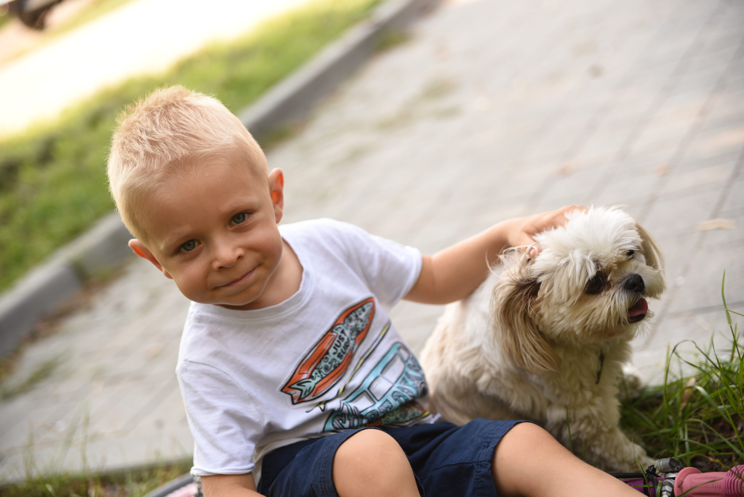 Dziecięca sesja plenerowa w ciepłym naturalnym świetle
