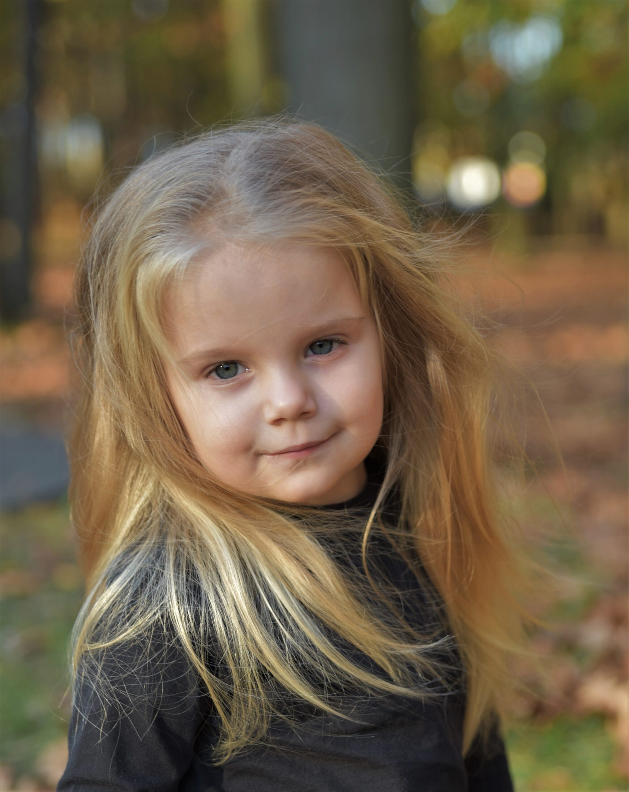 Poziomy portret dziecka w plenerowej stylizacji