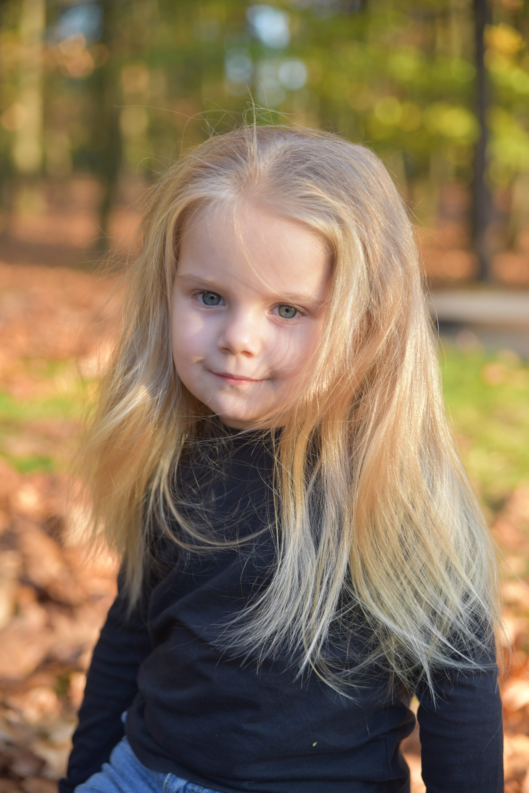 Poziomy portret dziewczynki w naturalnym świetle