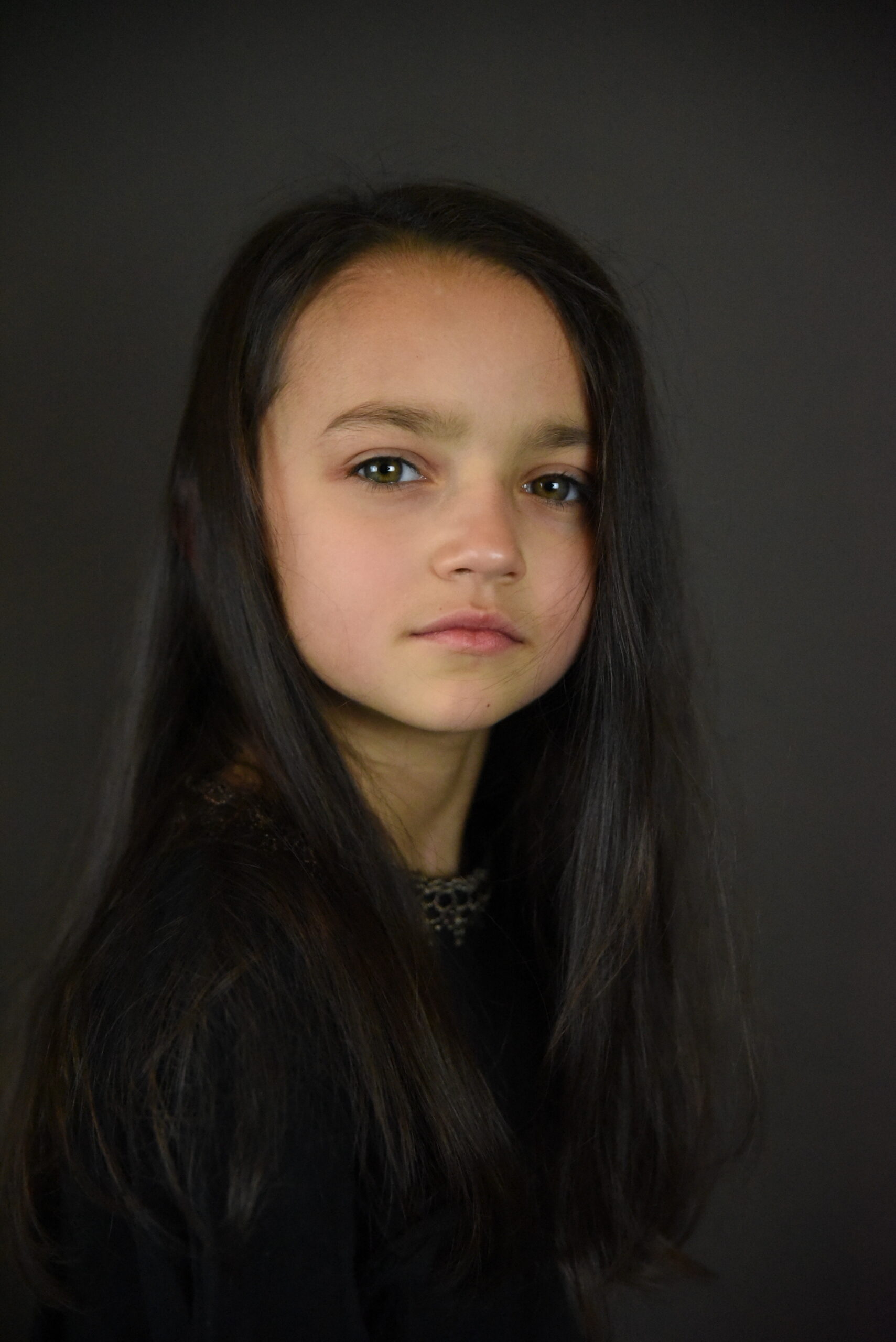 Pionowy profesjonalny portret kobiety w studiu