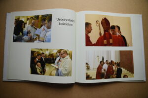 Rozłożona fotoksiążka z fotografiami